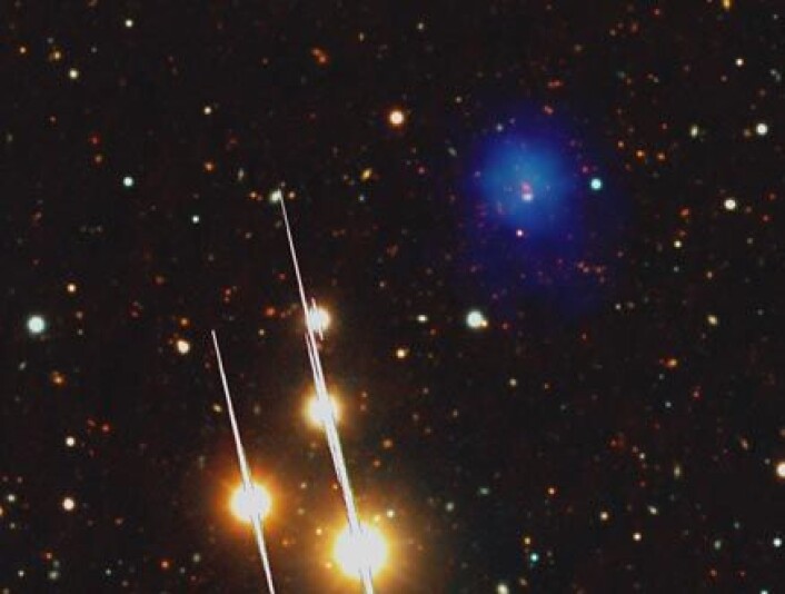Dette er fotografiet som bekreftet forekomsten av monsterhopen. Røntgenstrålingen som avslørte giganten er den blå tåken til høyre på bildet. Galaksene befinner seg inne i denne. Dette er fotografiet som bekreftet forekomsten av monsterhopen. Røntgenstrålingen som avslørte giganten er den blå tåken til høyre på bildet. Galaksene befinner seg inne i denne.