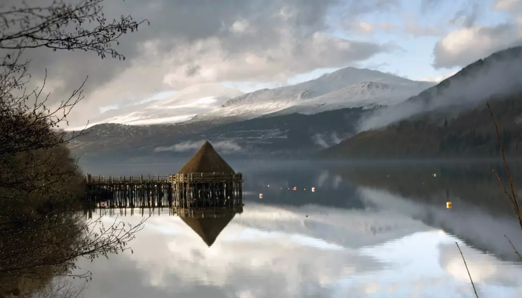 En rekonstruert crannog med et hus i innsjøen Loch Tay i Skottland. Denne rekonstruksjonen brant ned i 2021, men skal bygges opp på nytt.