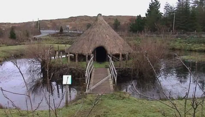 Et annet eksempel på en crannog-rekonstruksjon. Denne ligger i Connemara i Irland. Et annet eksempel på en crannog-rekonstruksjon. Denne ligger i Connemara i Irland.
