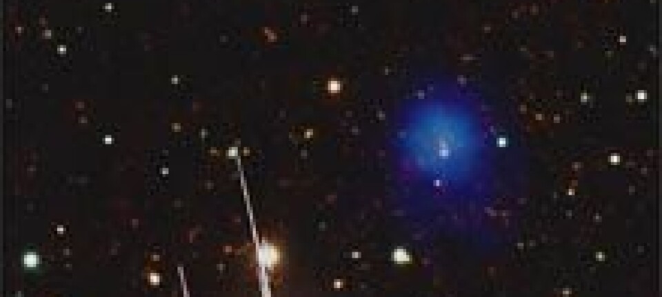 Dette er fotografiet som bekreftet monsterhopen av galakser. Den blå tåken til høyre i bildet er røntgenstrålingen fra galaksehopen. Galaksene befinner seg inne i den blå tåken.