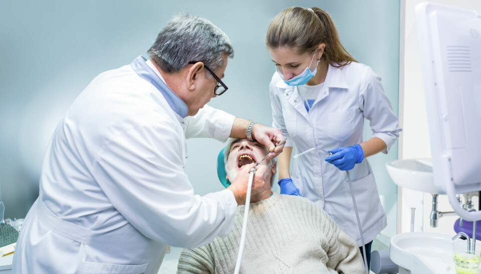 Et problem for tannhelsen hos eldre er at de kan ha vansker med å komme seg til tannlegen.