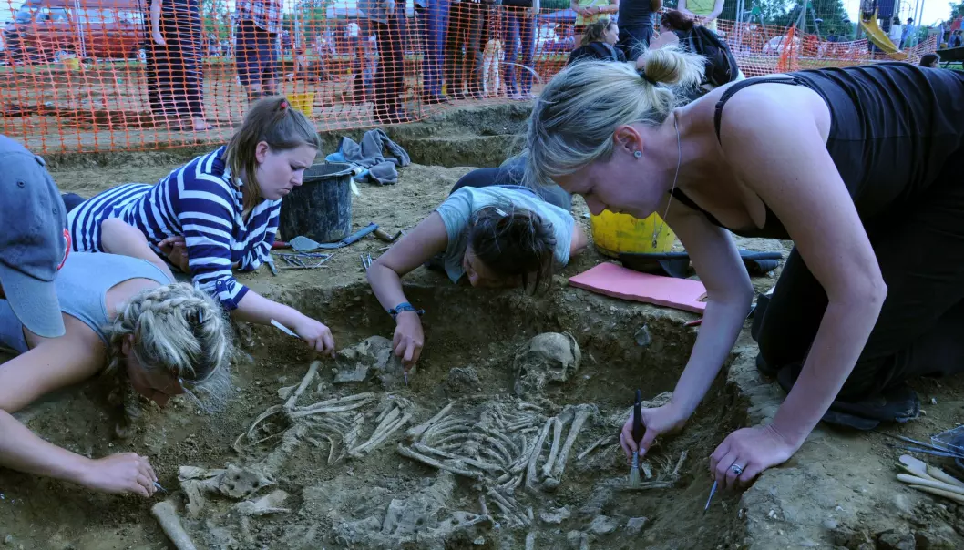 Den nye studien har undersøkt DNA fra 460 skjeletter som ble begravet i perioden 200–1300 e.v.t. Her ser vi utgravingen av tre kvinner i Oakington i nærheten av Cambridge i England.