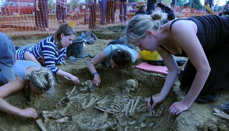 Den nye studien har undersøkt DNA fra 460 skjeletter som ble begravet i perioden 200–1300 e.v.t. Her ser vi utgravingen av tre kvinner i Oakington i nærheten av Cambridge i England.