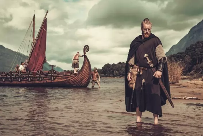 «Dansker» bosatte seg i England lenge før vikingene. «Når vikingene kommer til England, er det gamle slektninger de kjemper mot», sier arkeolog Kristian Kristiansen.