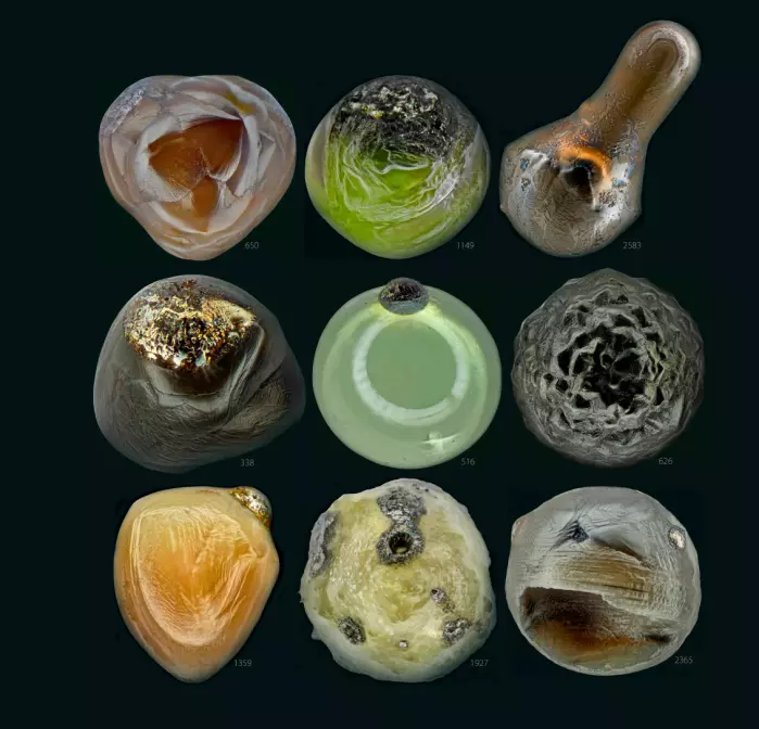 Så vakre kan de være. Her ser vi en rekke mikrometeoritter funnet av Jon Larsen.