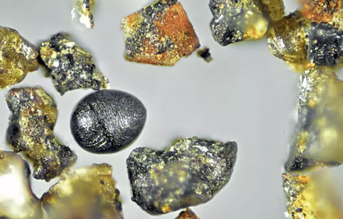 I motsetning til bitte små mineraler fra jorden, er mikrometeoritter vanligvis kulerunde objekter – uten sprekker og revner.