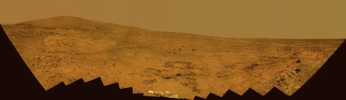 "NASA har sluppet dette 180 graders utsiktsbildet, tatt av søsterfartøyet Spirit. Bildet er fra Gusev-kratret, der Spirit har oppholdt seg gjennom tre mars-vintre. Opportunity befinner seg i det såkalte Victoriakratret, på den andre siden av planeten. (Foto: NASA)" "NASA har sluppet dette 180 graders utsiktsbildet, tatt av søsterfartøyet Spirit. Bildet er fra Gusev-kratret, der Spirit har oppholdt seg gjennom tre mars-vintre. Opportunity befinner seg i det såkalte Victoriakratret, på den andre siden av planeten. (Foto: NASA)"
