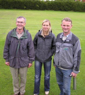Forskerteamet på golfgras. F.v. Agnar Kvalbein, Tatsiana Espevig og Trygve S. Aamlid. (Foto: Erling Stubhaug) Forskerteamet på golfgras. F.v. Agnar Kvalbein, Tatsiana Espevig og Trygve S. Aamlid. (Foto: Erling Stubhaug)