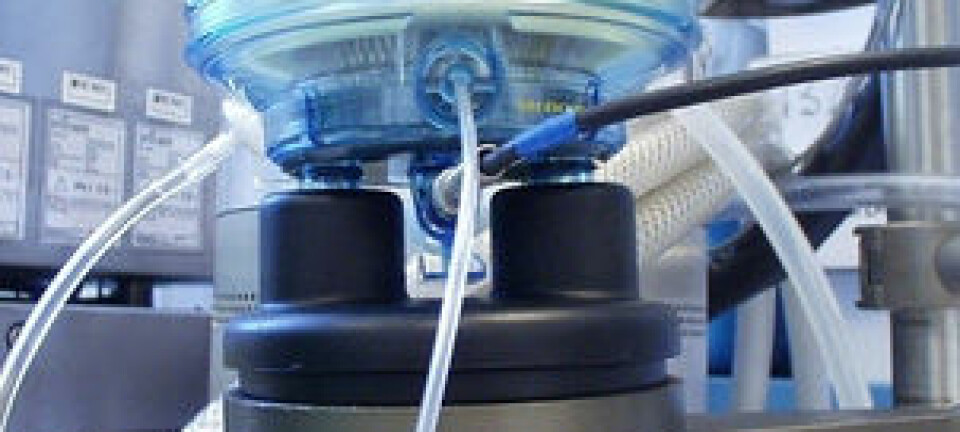 Nærbilde av en oksygenator, som er hjerte-lungemaskinens "lunge". Oksygenatoren tilfører pasientens blod oksygen, og fjerner karbondioksid. (Foto: Frode Kristiansen/Rikshospitalet)