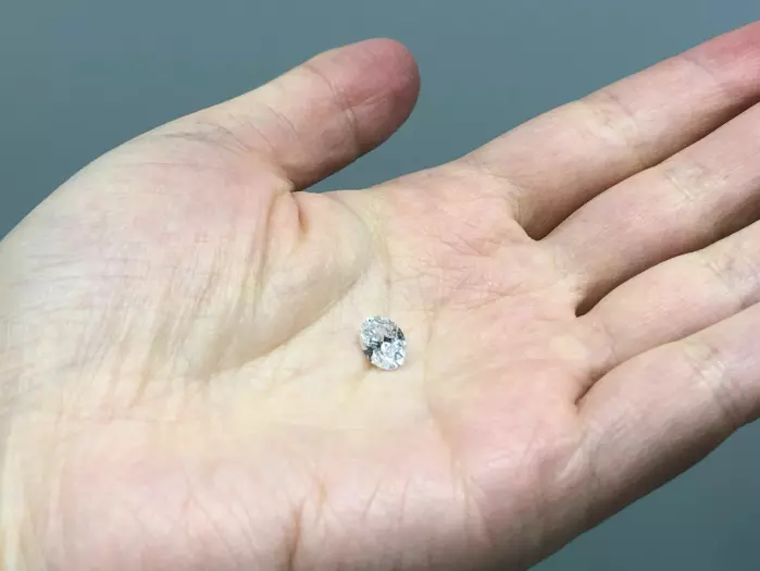 Diamanten fra Botswana som ble til på 660 kilometers dyp inne i jordkloden. Den kan nå ha gitt forskere svar om alt vannet som kanskje ligger dypt nede i jordas mantel.