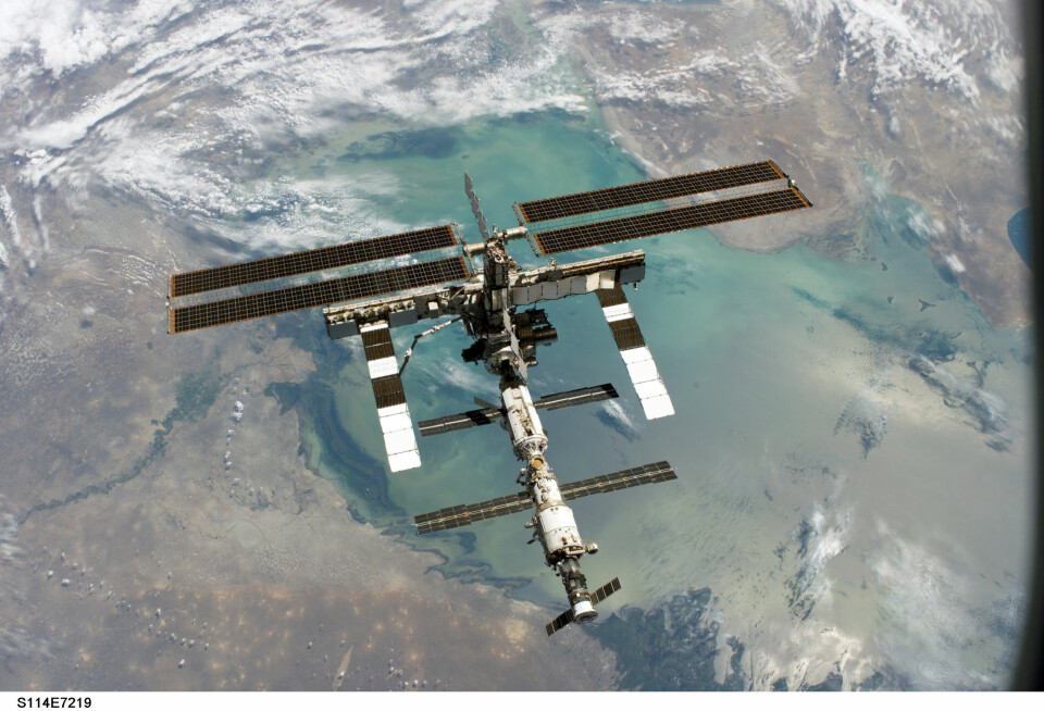 Romskrot kan være en fare for bemannede romfartøy og satellitter. Bildet viser den internasjonale romstasjonen fotografert fra romskipet Discovery. (Foto: NASA)