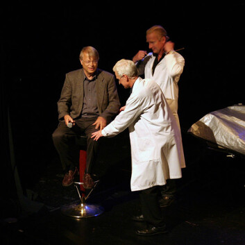 Scene fra forestillingen "Ja, hjärna!", der skuespillerne Peder Falk og Johan Paulsen medvirker. Det gjør også hjerneforsker Lars Olson. Foto: Andreas R. Graven. Scene fra forestillingen "Ja, hjärna!", der skuespillerne Peder Falk og Johan Paulsen medvirker. Det gjør også hjerneforsker Lars Olson. Foto: Andreas R. Graven.