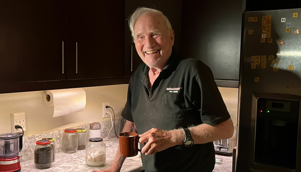 John F. Clauser er en av mottagerne av årets nobelpris i fysikk. Her står han på kjøkkenet sitt i California etter at han har fått de gode nyhetene.