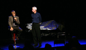 Etter forestillingen åpnes det opp fra spørsmål fra publikum. Hjerneforsker Lars Olson og skuespiller Peder Falk (t.h) på scenen. Foto: Andreas R. Graven. Etter forestillingen åpnes det opp fra spørsmål fra publikum. Hjerneforsker Lars Olson og skuespiller Peder Falk (t.h) på scenen. Foto: Andreas R. Graven.