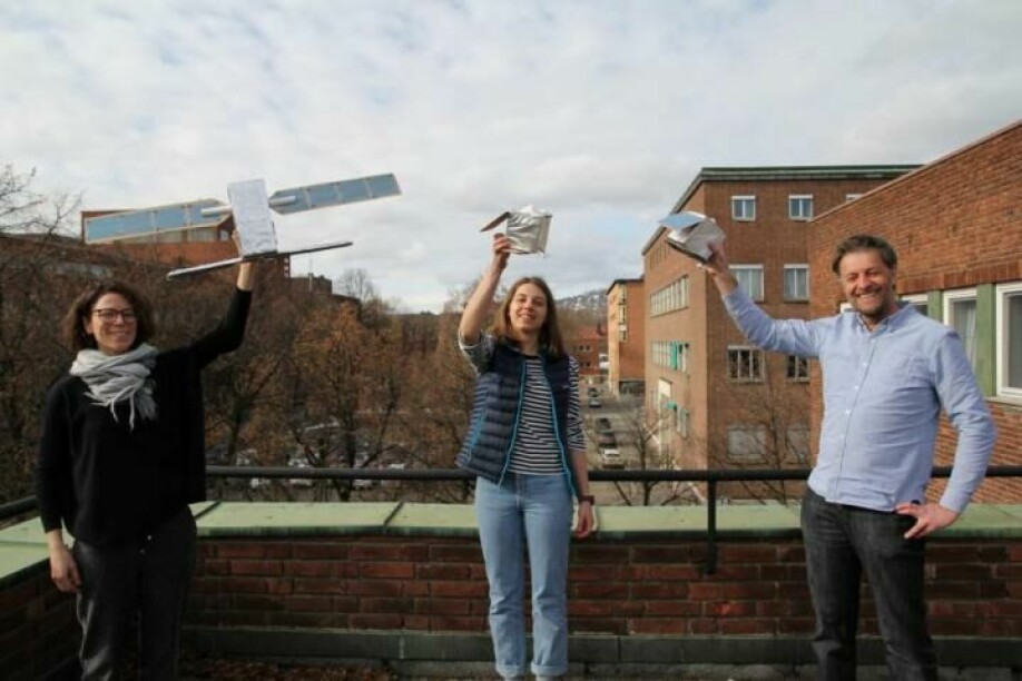 Kääb har vært med å utvikle det nye satellittkonseptet Harmony som er valgt av ESA. Her illustrerer han (fra høyre), sammen med Livia Piermattei og Varya Bazilova, hvordan den skal fly sammen med Sentinel-satellitten.