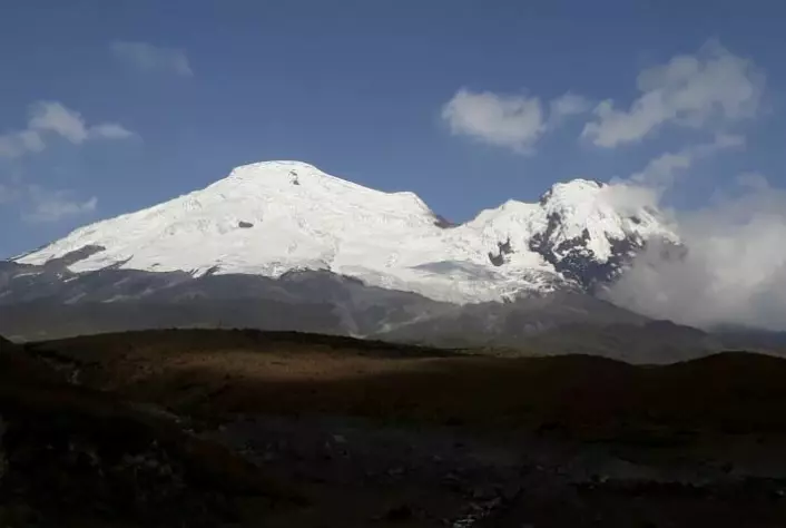 De manen van Harmony zullen onder meer gletsjers en vulkanen in de gaten houden.  De afbeelding toont de met ijs bedekte vulkaan Antisana in Ecuador.