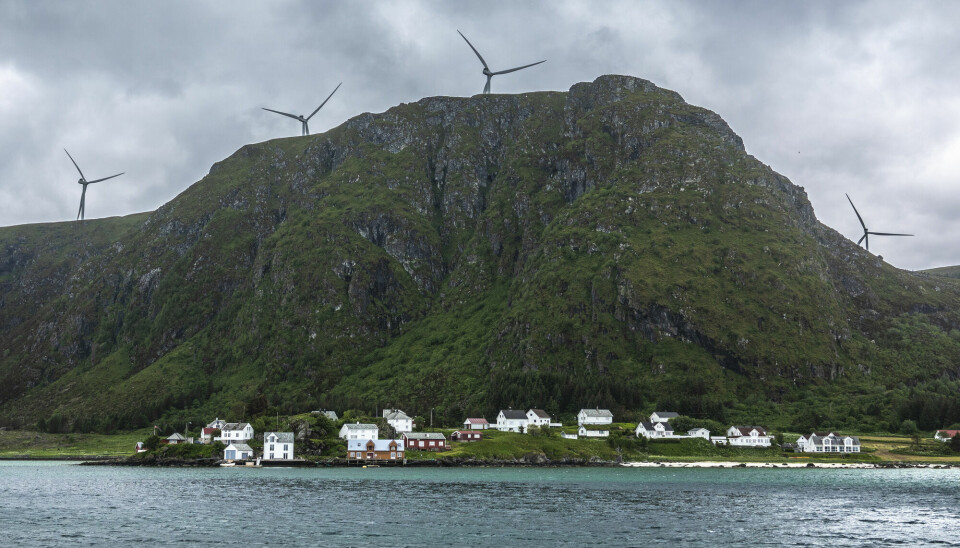 Flere skal nå være positive til vindkraftverk på land. Her ser vi vindturbiner tilhørende Haram vindkraftverk på fjellet over tettstedet Ulla på Haramsøya i Ålesund kommune i Møre og Romsdal.