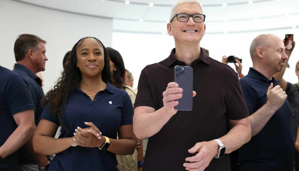 Apples børsverdi har tredoblet seg på tre år. Her ser du Apple-sjef Tim Cook vise fram en av selskapets nye telefoner.