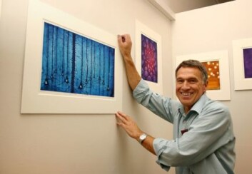 Harald Kryvi med eitt av sine bileta frå hjernen. (Foto: Gudrun Urd Sylte) Harald Kryvi med eitt av sine bileta frå hjernen. (Foto: Gudrun Urd Sylte)