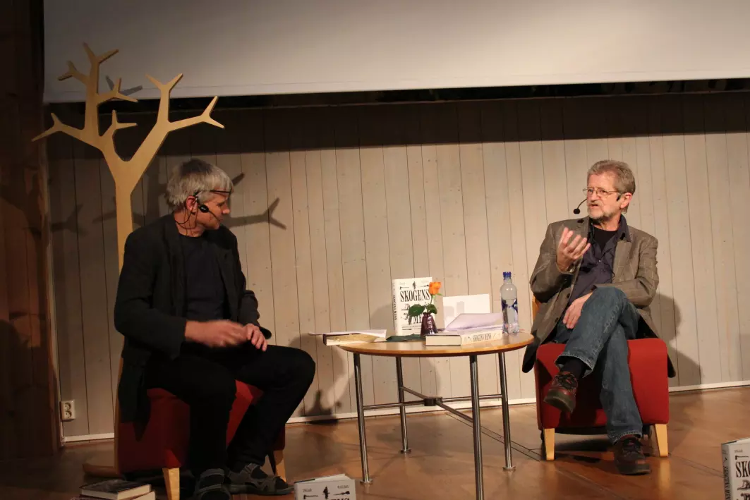Forfatter Ingar Kaldal fortalte konservator og seksjonsleder Bjørn Bækkelund ved Norsk skogmuseum om forskningen bak boka.