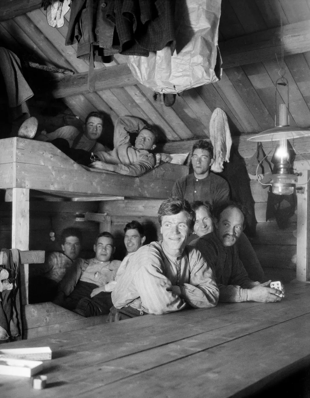 Skogsarbeiderne var tett på hverandre i koia. Dette bildet er trolig tatt i Namdalen i 1927.