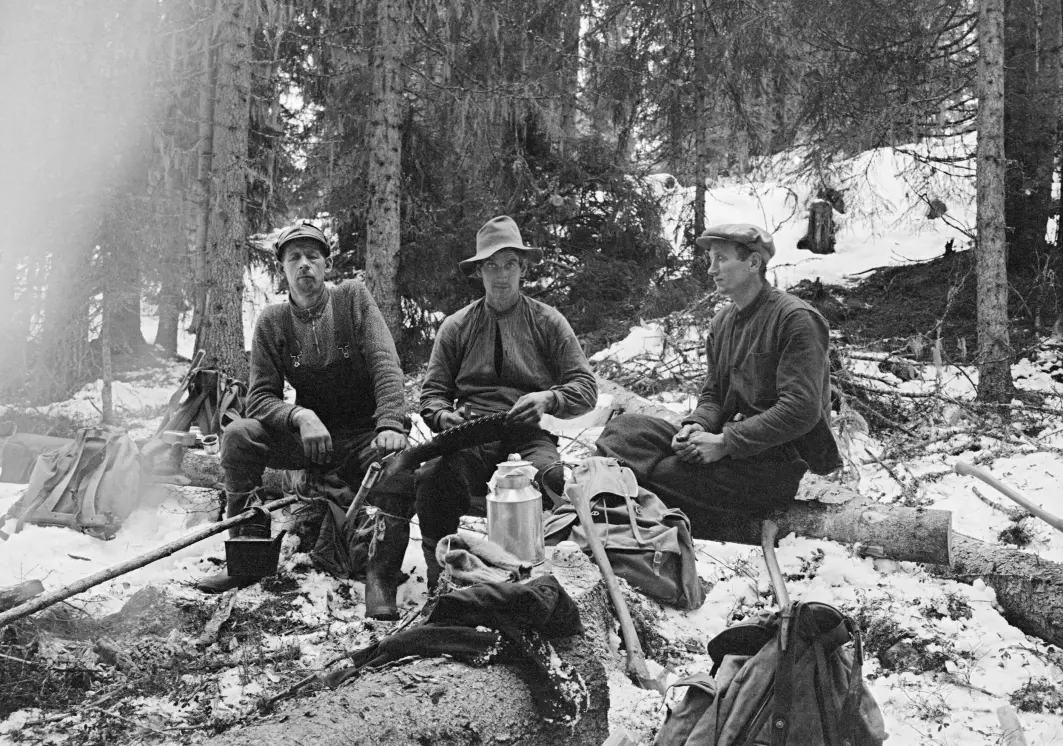 Titusener av nordmenn jobbet i skogen på første halvdel av 1900-tallet. Dette bildet er fra en pust i bakken på 1920-tallet.