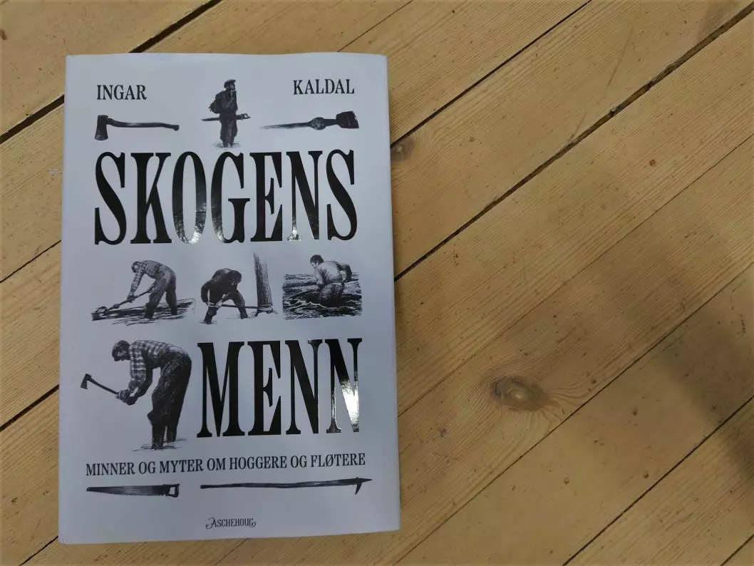 Omslaget på boka viser frem noen av redskapene skogsarbeiderne brukte før maskinene kom.