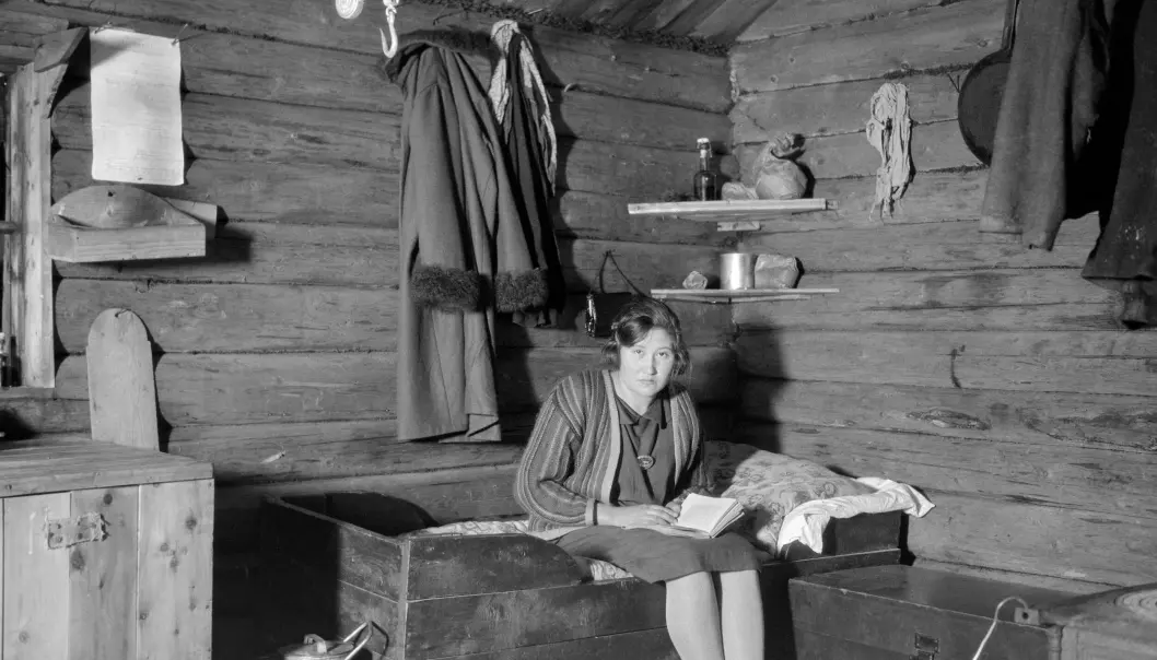 Utover 1900-tallet begynte mange kvinner som kokker i koiene. Dette bildet er trolig tatt i Namdalen i 1927, men navnet hennes er ukjent.