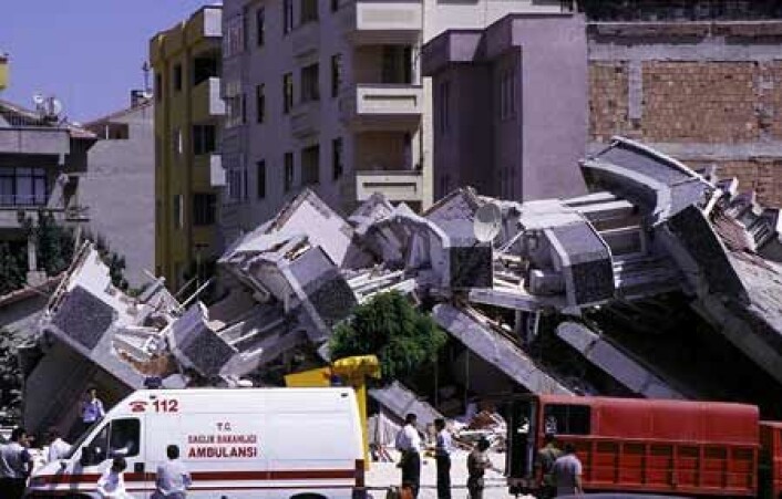 "Fra jordskjelvet i Tyrkia august 1999, der opptil 40 000 mennesker omkom." "Fra jordskjelvet i Tyrkia august 1999, der opptil 40 000 mennesker omkom."