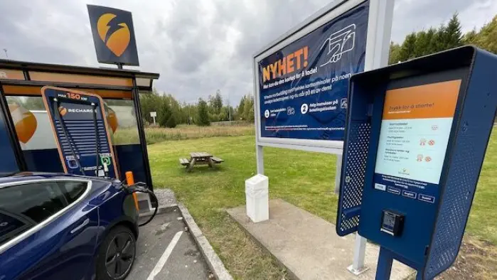 Den løsningen de fleste ønsker seg – å kunne betale direkte med kort – har vært den eneste du ikke har kunnet finne på ladestasjonene. Nå er ladeoperatøren Recharge først med å teste kortbetaling på ladestasjonene sine hos Esso i Vestby, Grålum i Sarpsborg og Kobbervikdalen i Drammen. Den løsningen de fleste ønsker seg – å kunne betale direkte med kort – har vært den eneste du ikke har kunnet finne på ladestasjonene. Nå er ladeoperatøren Recharge først med å teste kortbetaling på ladestasjonene sine hos Esso i Vestby, Grålum i Sarpsborg og Kobbervikdalen i Drammen.