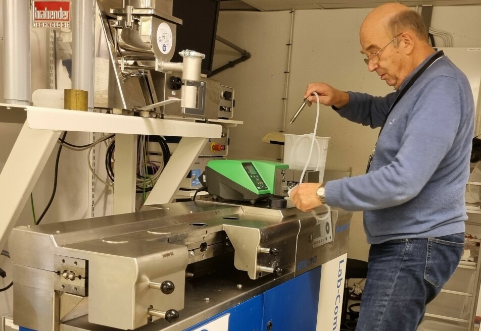 Denne maskinen forvandler proteinmel til kjøttlignende produkter. Stefan Sahlstrøm demonstrerer metoden.