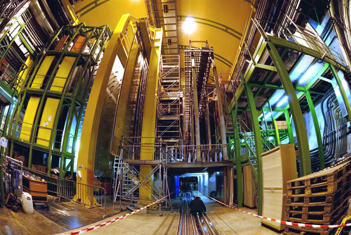 "LHCb er en av fire store detektorer som er koblet til verdens kraftigste partikkelakselerator, LHC.Detekteren veier 4500 tonn, og kan kanskje gi oss noe av forklaringen på hvorfor det finnes materie i universet.(Foto: CERN)" "LHCb er en av fire store detektorer som er koblet til verdens kraftigste partikkelakselerator, LHC.Detekteren veier 4500 tonn, og kan kanskje gi oss noe av forklaringen på hvorfor det finnes materie i universet.(Foto: CERN)"