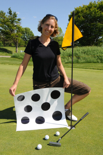 "Forsker Jessica K. Witt med plansjen hun viste til 46 golfere. De som var flinkest til å putte, var også de som oftest trodde at golfhullet er større enn det i virkeligheten er. (Foto: David Umberger/Purdue University)" "Forsker Jessica K. Witt med plansjen hun viste til 46 golfere. De som var flinkest til å putte, var også de som oftest trodde at golfhullet er større enn det i virkeligheten er. (Foto: David Umberger/Purdue University)"