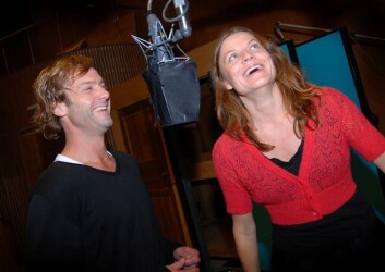 Espen Reboli Bjerke og Rebekka Karijord spiller Lars og Rakel, et par med kommunikasjonsproblemer. Her i et lystig øyeblikk i radioteaterstudio på Marienlyst. (Foto: Hege Fagerheim) Espen Reboli Bjerke og Rebekka Karijord spiller Lars og Rakel, et par med kommunikasjonsproblemer. Her i et lystig øyeblikk i radioteaterstudio på Marienlyst. (Foto: Hege Fagerheim)
