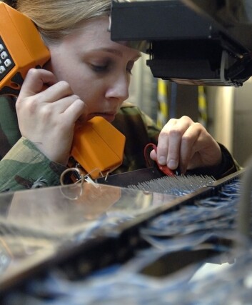 "Amerikansk offiser tester kommunikasjonslinjene (U.S Air Force photo/Staff Sgt. Eric T. Sheler)." "Amerikansk offiser tester kommunikasjonslinjene (U.S Air Force photo/Staff Sgt. Eric T. Sheler)."