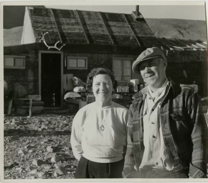 Gudrun og Normann Andersen utenfor fangsthytta på Revet i 1952.