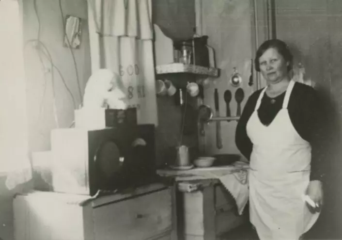 Anna Oxaas på kjøkkenet på fangststasjonen Kapp Wijk på Svalbard, i 1938.
