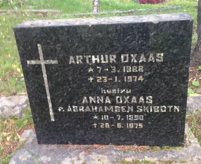 Anna Oxaas er gravlagt sammen med sin ektemann Arthur. På gravsteinen står det «hustru». – Anna tilhører polarhistorien gjennom beretningene til mannen om hans karriere som fangstmann, sier Anka Ryall.