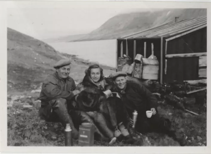 Brit Hofseth møtte fangstmennene Henri Rudi (t.v.) og Schjølberg Nilsen da hun var på geologisk feltarbeid på Nordøst-Grønland.