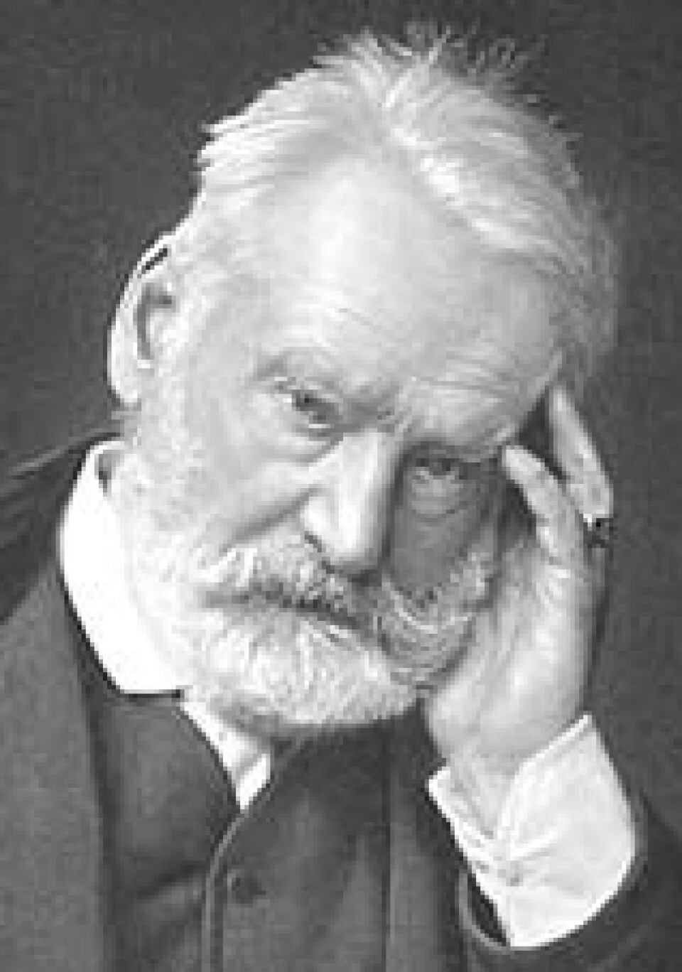 'Victor Marie Hugo (1802-1885) skreiv både dikt, dramatikk og romanar, og vert rekna som ein av Frankrike sine store åndsmenn. Boka om det islandske monsteret Han og om trøndersk klassekamp og kjærleik skreiv han før han fylte 20.'