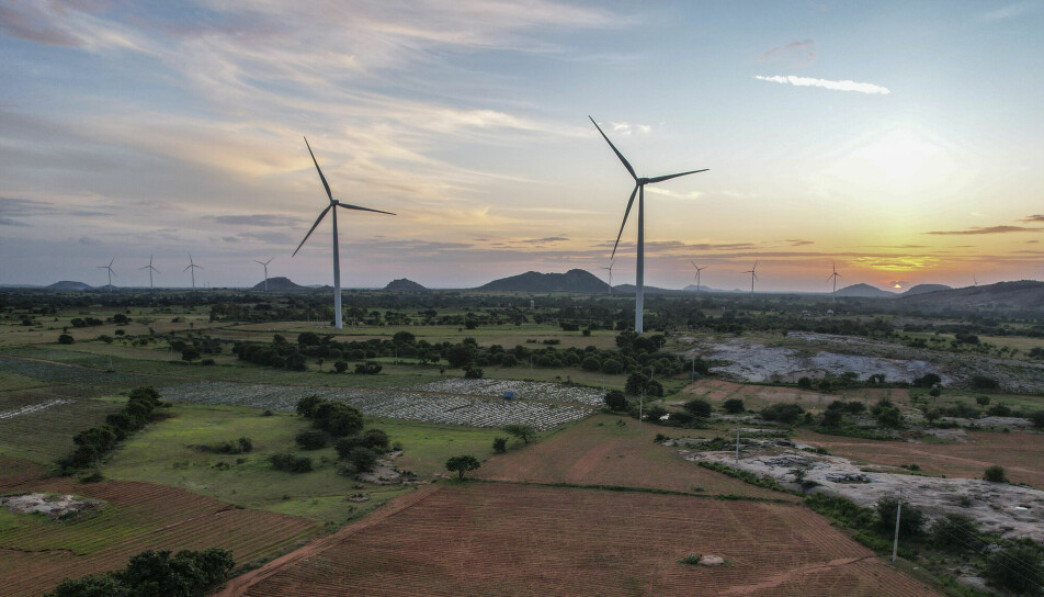 Verden trenger langt mer fornybar energi, ifølge FN-organisasjonen WMO. Her fra et landbruksområde i den indiske delstaten Andhra Pradesh, med vindmøller i bakgrunnen.
