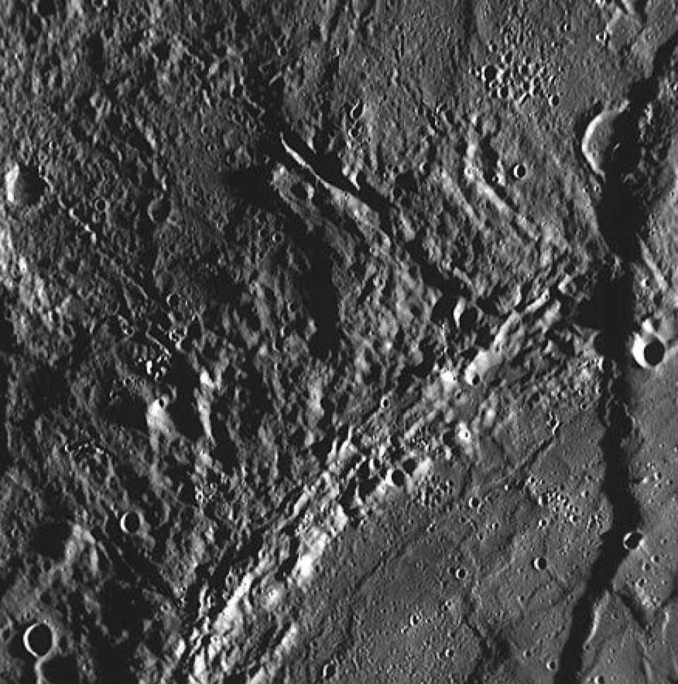 'De høyoppløselige bildene, tatt omlag 200 kilometer over overflaten, viser store klippeformasjoner på Merkur. Slike formasjoner kom uventet på forskerne, som hadde ventet et mer månelignende landskap. Bergformasjonene på bildet er flere hundre kilometer lange.'