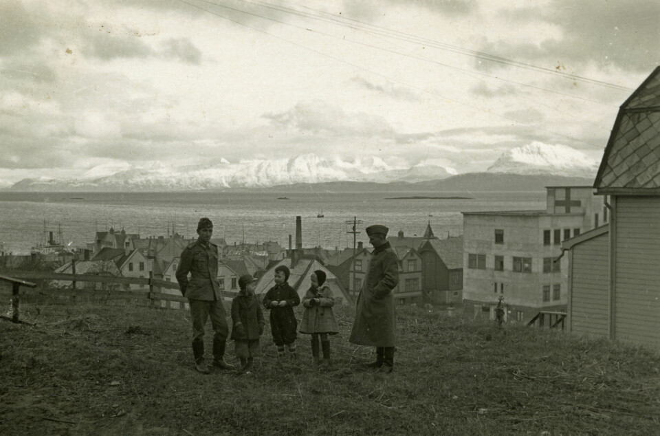 To tyske soldater poserer på bildet sammen med barn i Harstad.