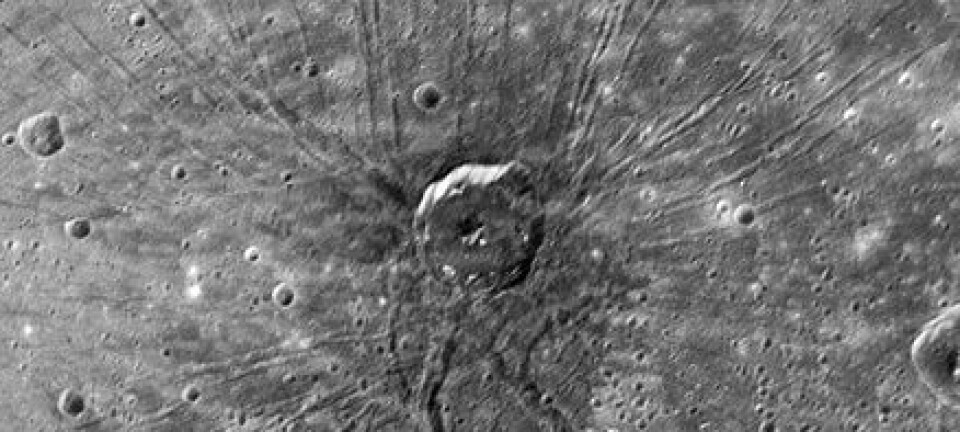 "Denne merkelige kraterformasjonen har fått kallenavnet The Spider - Edderkoppen. Noe lignende har ikke blitt observert i vårt solsystem. Selve krateret er omlag 40 kilometer i diameter, mens rundt 100 furer eller grøfter stråler ut i alle retninger."