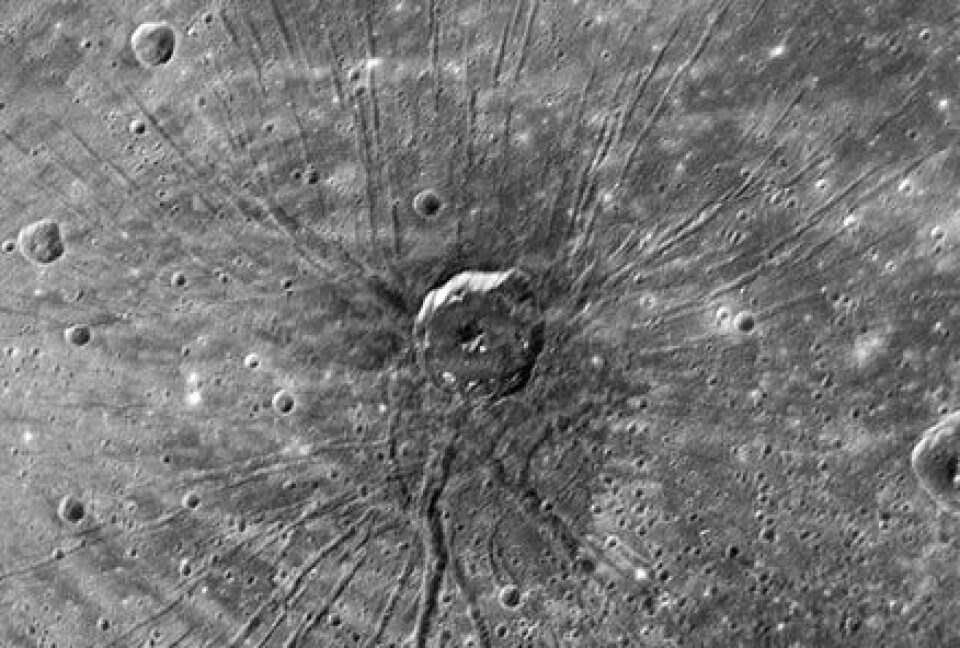 'Denne merkelige kraterformasjonen har fått kallenavnet The Spider - Edderkoppen. Noe lignende har ikke blitt observert i vårt solsystem. Selve krateret er omlag 40 kilometer i diameter, mens rundt 100 furer eller grøfter stråler ut i alle retninger.'