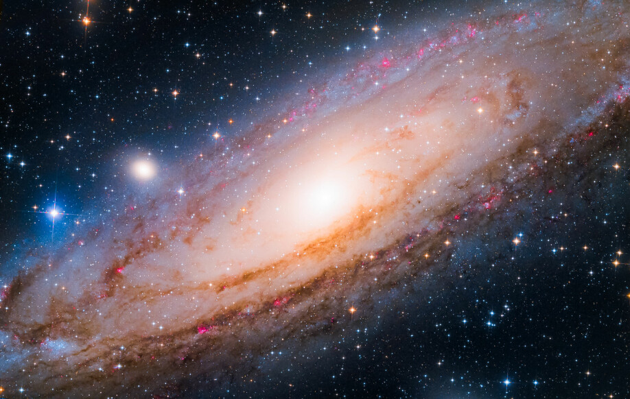 Andromedagalaksen er et populært motiv blant astrofotografer. Ikke minst fordi det er den nærmeste galaksen i vårt kosmiske nabolag med en avstand på «bare» 2,5 millioner lysår. Det er dermed det fjerneste objektet et mennesker kan se med det blotte øye – men det hjelper veldig å ha et teleskop!