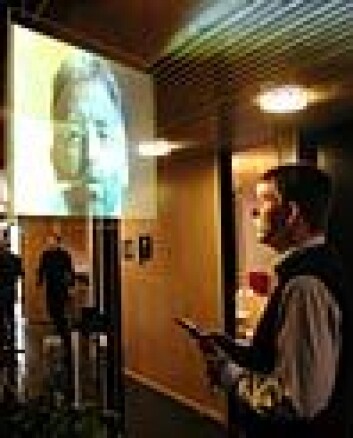 "Lars Svenkerud i Telenor FoU viser hvordan en gjennomsiktig skjerm kan brukes til å formidle videobeskjeder. Skjermen kan blant annet aktiveres via mobiltelefon." "Lars Svenkerud i Telenor FoU viser hvordan en gjennomsiktig skjerm kan brukes til å formidle videobeskjeder. Skjermen kan blant annet aktiveres via mobiltelefon."
