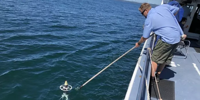 By monitoring underwater areas from year to year, marine biologists have observed environmental changes such as coral bleaching as the water warms. A simpler and cheaper underwater robot for environmental monitoring being picked up in Jervis Bay, Australia in April 2021. Now a version is also being tested in Norway.