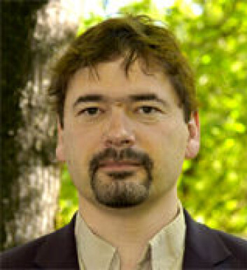 "Jon Stephenson von Tetzchner. høyre>- Jeg liker ikke å ekskludere folk. Noe av det fineste jeg kan oppleve er når folk som normalt ville være forhindret fra å bruke Internett kan gå på nettet nettopp på grunn av Opera, mener Tetzchner. Han legger til at Operas grensesnitt er slik at alle funksjoner kan utføres bare ved hjelp av taster. Nettleseren har for eksempel en funksjonell gruppering av tastetrykk som gjør at folk med sterke handikap også kan bruke nettleseren. *- Jobben som forsker i Telenor måtte ha vært både trygg og forutsigbar. Var det et tøft valg å ta spranget ut og stå på egne bein som gründer?* - Egentlig ikke. Opera-konseptet hadde begynt å ta form. Vi trodde på det. Telenor sto den gang midt i en stor omlegging og liberalisering av telesektoren og ønsket ikke å satse på et nytt produkt. - Da konsernet hadde tatt denne beslutningen, ga de oss en sjanse og lot oss ta med kompetansen og rettighetene ut og starte et eget firma, sier Tetzchner. - Noen veldig økonomisk risiko lå det ikke i det. Vi fikk også en retrettmulighet til Telenor. Det kunne jo ikke gå verre enn at vi måtte gi opp og tusle tilbake med halen mellom beina, selv om det hadde vært et stort antiklimaks. "Jon Stephenson von Tetzchner. høyre>- Jeg liker ikke å ekskludere folk. Noe av det fineste jeg kan oppleve er når folk som normalt ville være forhindret fra å bruke Internett kan gå på nettet nettopp på grunn av Opera, mener Tetzchner. Han legger til at Operas grensesnitt er slik at alle funksjoner kan utføres bare ved hjelp av taster. Nettleseren har for eksempel en funksjonell gruppering av tastetrykk som gjør at folk med sterke handikap også kan bruke nettleseren. *- Jobben som forsker i Telenor måtte ha vært både trygg og forutsigbar. Var det et tøft valg å ta spranget ut og stå på egne bein som gründer?* - Egentlig ikke. Opera-konseptet hadde begynt å ta form. Vi trodde på det. Telenor sto den gang midt i en stor omlegging og liberalisering av telesektoren og ønsket ikke å satse på et nytt produkt. - Da konsernet hadde tatt denne beslutningen, ga de oss en sjanse og lot oss ta med kompetansen og rettighetene ut og starte et eget firma, sier Tetzchner. - Noen veldig økonomisk risiko lå det ikke i det. Vi fikk også en retrettmulighet til Telenor. Det kunne jo ikke gå verre enn at vi måtte gi opp og tusle tilbake med halen mellom beina, selv om det hadde vært et stort antiklimaks.