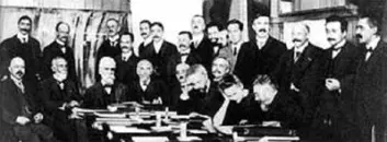 "Marie Curie var den eneste kvinnen på den belgiske industrialisten Ernest Solvays konferanse i 1911. Her var det diskusjon mellom de største fysikere i verden. På bildet er Langevin helt til høyre ved siden av en ung Albert Einstein. Rutherford står bak Curie, som snakker med Poincaré."